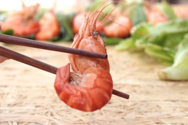 Yeşil sebzeler ile barbekü ızgara karides.