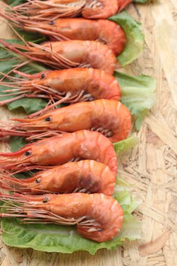 Yeşil sebzeler ile barbekü ızgara karides