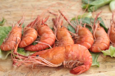 Yeşil sebzeler ile barbekü ızgara karides