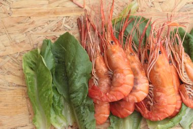 Yeşil sebzeler ile barbekü ızgara karides