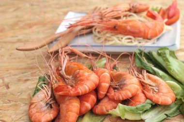 Plaka üzerinde Karidesli Makarna spagetti.