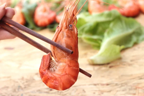 Gegrilde garnalen van de barbecue met groene groenten — Stockfoto