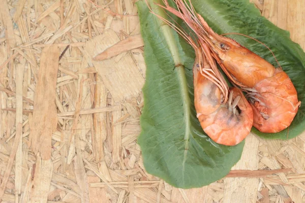 Udang panggang barbekyu dengan sayuran hijau — Stok Foto