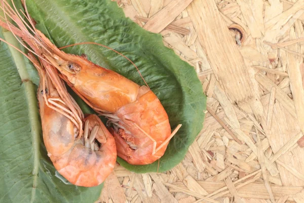 Barbacoa de camarones a la parrilla con verduras verdes — Foto de Stock