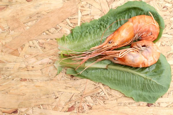 Udang panggang barbekyu dengan sayuran hijau — Stok Foto