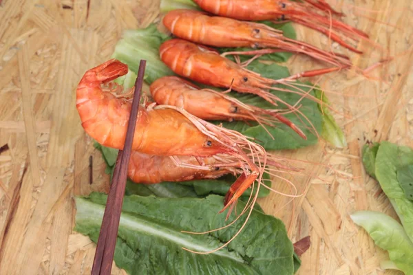 Μπάρμπεκιου σχάρα γαρίδες με πράσινα λαχανικά — Φωτογραφία Αρχείου