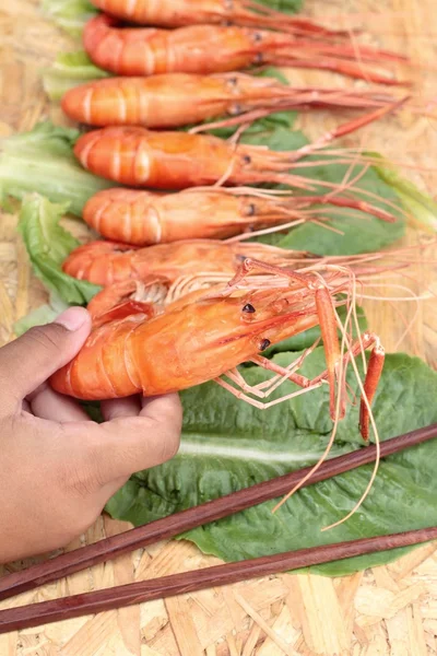 Grillgrillet reke med grønne grønnsaker – stockfoto