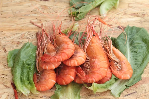 Barbecue grilled shrimp with green vegetables — Stock Photo, Image