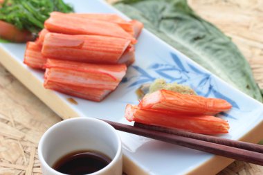 Yengeç sopa bir plaka üzerinde