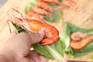 Yeşil sebzeler ile barbekü ızgara karides