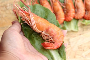 Yeşil sebzeler ile barbekü ızgara karides