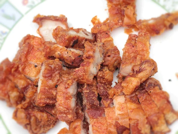 Gebratenes Schweinefleisch in einem Gericht — Stockfoto