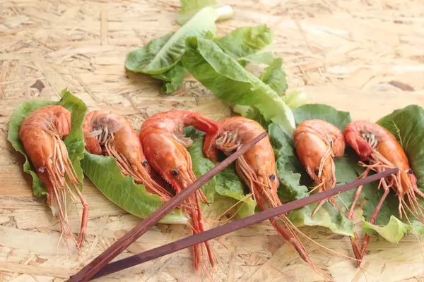 Grilování grilované krevety s zelená zelenina — Stock fotografie