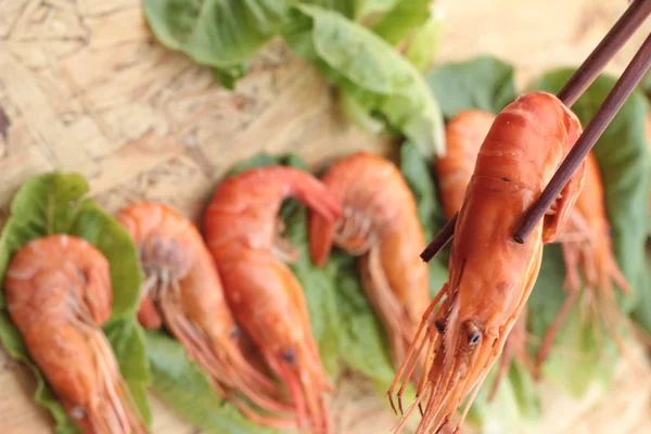 Udang panggang barbekyu dengan sayuran hijau — Stok Foto