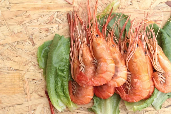 Churrasco camarão grelhado com legumes verdes — Fotografia de Stock