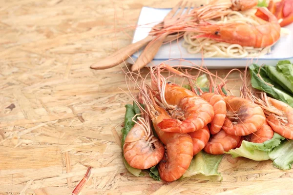 Espaguete de macarrão com camarão na placa . — Fotografia de Stock