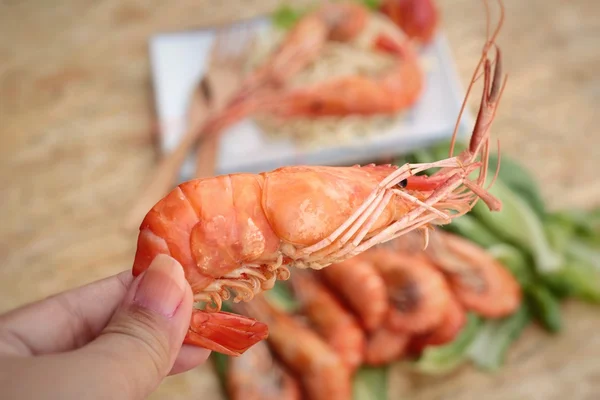 Pasta spaghetti dengan udang di piring . — Stok Foto