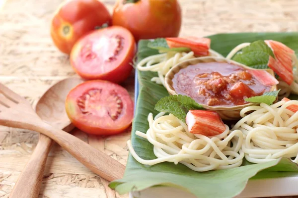 Makarna spagetti yengeç sopa ve sos ile. — Stok fotoğraf
