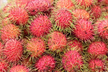 tatlı meyve rambutan piyasada