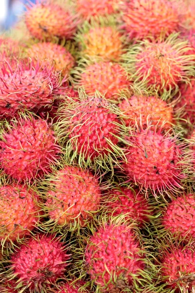 Söta frukter rambutan på marknaden — Stockfoto