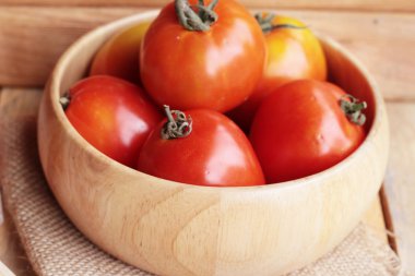 Domates suyu ve taze domates.