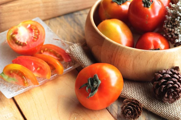 Frische Tomate auf Holz Hintergrund — Stockfoto