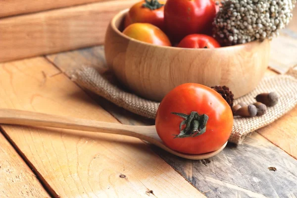 Frische Tomate auf Holz Hintergrund — Stockfoto