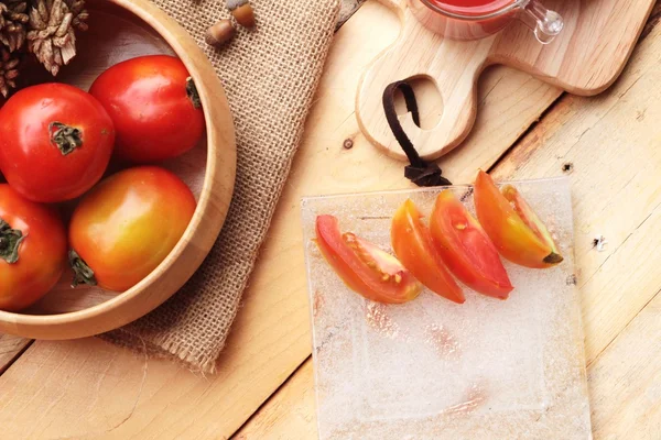 Свежий помидор на деревянном фоне — стоковое фото