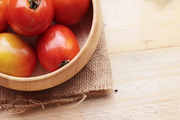 Frische Tomate auf Holz Hintergrund — Stockfoto