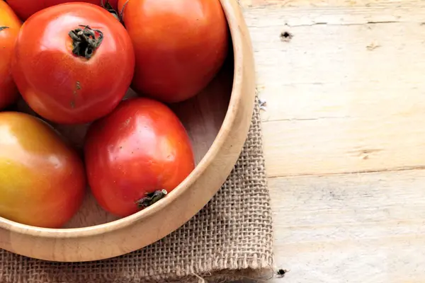 Frische Tomate auf Holz Hintergrund — Stockfoto