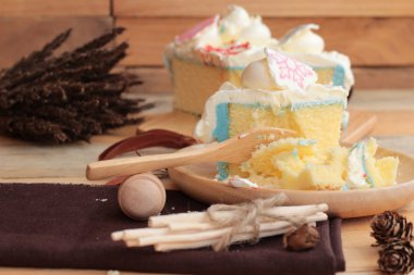 Beyaz kremalı pasta ahşap arka plan üzerinde lezzetli