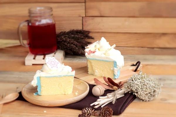Witte crème taart heerlijke en drinkwater rood mix soda — Stockfoto