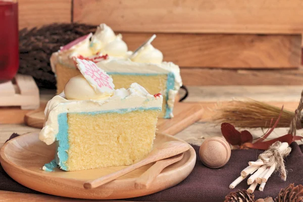 Witte crème taart heerlijk op hout achtergrond — Stockfoto