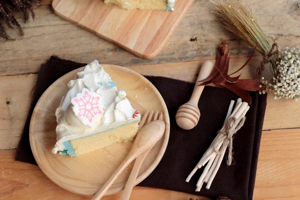 White cream cake delicious on wood background — Stock Photo, Image