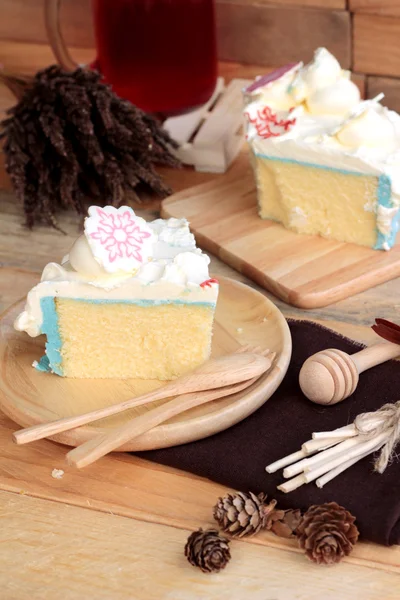 Witte crème taart heerlijke en drinkwater rood mix soda — Stockfoto