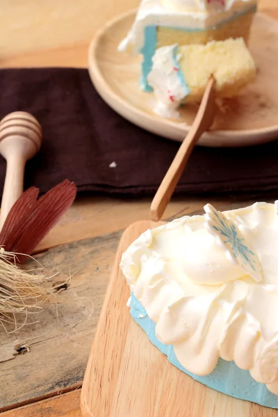 White cream cake delicious on wood background — Stock Photo, Image