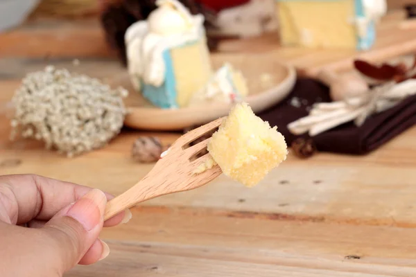 Beyaz kremalı pasta ahşap arka plan üzerinde lezzetli — Stok fotoğraf