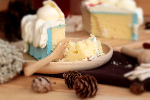 White cream cake delicious on wood background — Stock Photo, Image