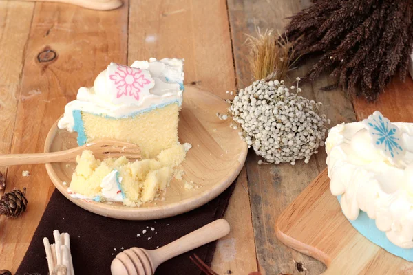 Witte crème taart heerlijk op hout achtergrond — Stockfoto