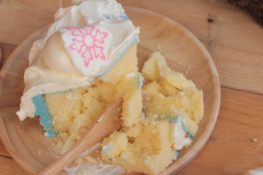 Beyaz kremalı pasta ahşap arka plan üzerinde lezzetli