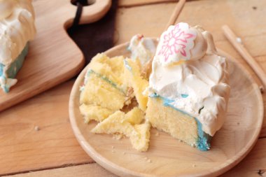 Beyaz kremalı pasta ahşap arka plan üzerinde lezzetli