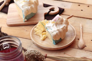 Beyaz kremalı pasta lezzetli ve içki kırmızı su soda karışımı