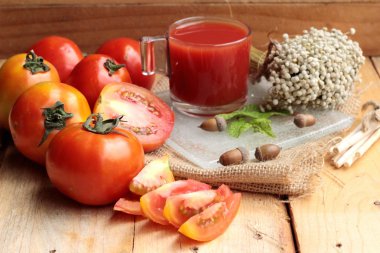 Domates suyu ve taze domates.