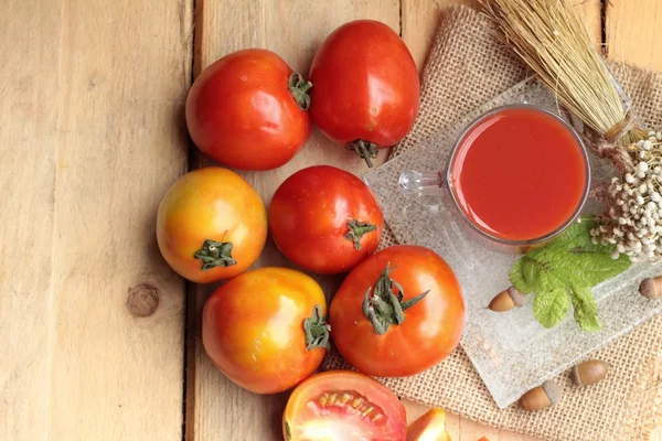 Tomato juice and fresh tomatoes — Stock Photo, Image