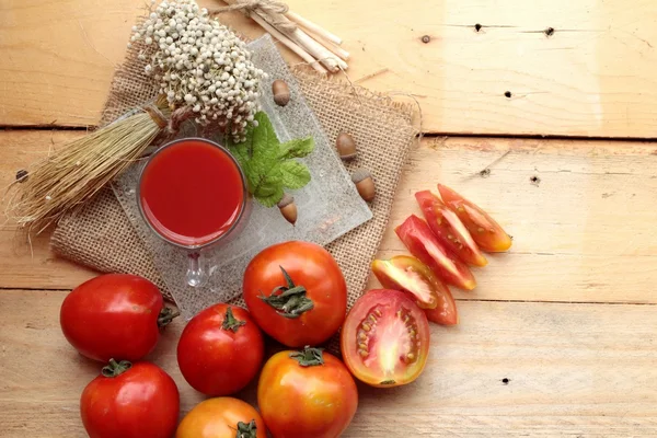 Tomato juice and fresh tomatoes — Stock Photo, Image