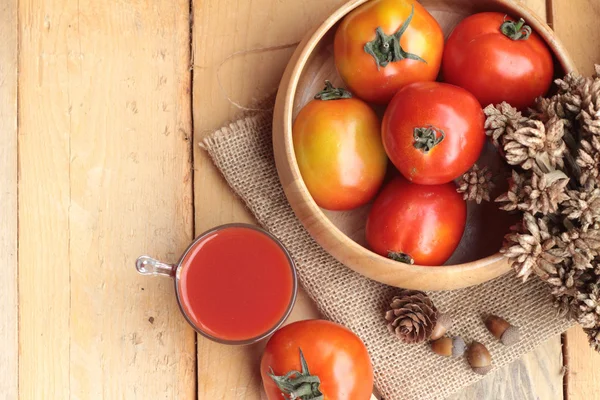 Tomato juice and fresh tomatoes — Stock Photo, Image