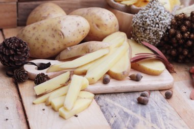 Patates cipsi ve ahşap zemin üzerine taze patates