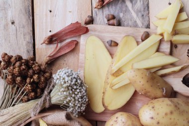 Patates cipsi ve ahşap zemin üzerine taze patates