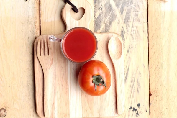 Tomato juice and fresh tomatoes — Stock Photo, Image