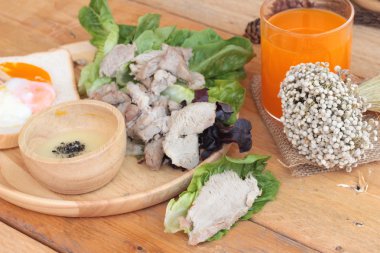 Rafadan yumurta tost ile dilimlenmiş domuz eti bonfile.